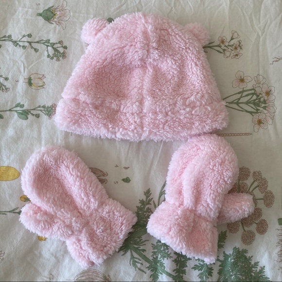 NWOT CARTER’S Hat & Mittens Set (run small) - Picture 2 of 5